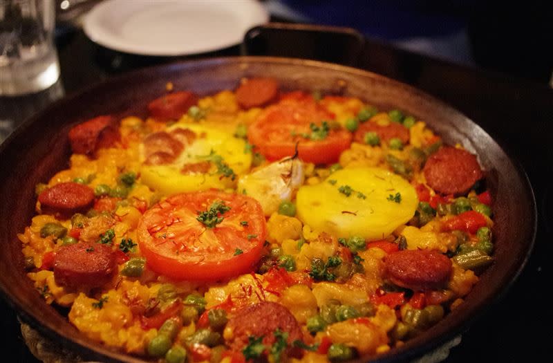 番紅花香料常見於經典西班牙海鮮燉飯料理。(示意圖／翻攝自Pixabay)