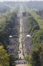 <p>Rund 100.000 Menschen haben sich am sogenannten Long Walk auf dem Grundstück von Windsor Castle versammelt. (Bild: Yui Mok/PA Wire) </p>