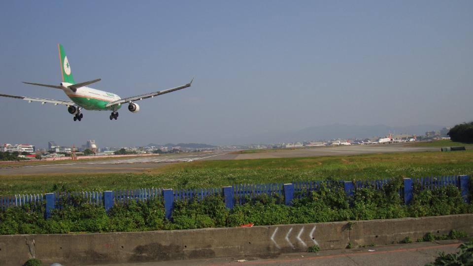 濱江街飛機巷(Photo via Wikimedia, by CCY18999, License: CC BY-SA 3.0，圖片來源：https://zh.wikipedia.org/zh-tw/濱江街180巷#/media/File:EVA_AIR_A330-200_IN_RCSS.jpg)