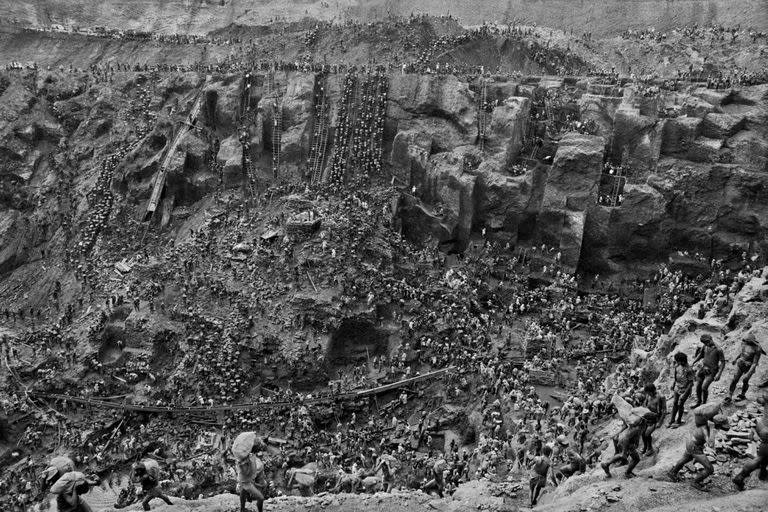 La "fiebre del oro" en Serra Pelada en 1986. © Sebastião Salgado