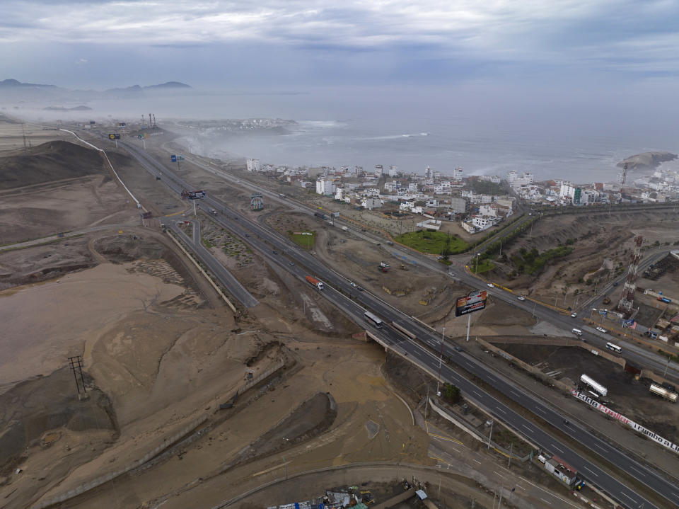 Un canal que alguna vez estuvo seco luce ahora lleno de lodo, provocado por las fuertes lluvias del ciclón Yaku, debajo de la Carretera Panamericana en Lima, Perú, el miércoles 15 de marzo de 2023. (Foto AP/Guadalupe Pardo)