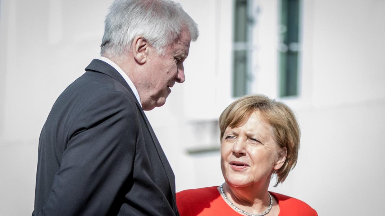 Bundeskanzlerin Angela Merkel (CDU) spricht mit Horst Seehofer (CSU), Bundesminister für Inneres. Foto: Michael Kappeler