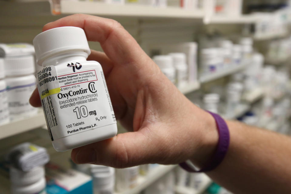 A pharmacist holds a bottle OxyContin made by Purdue Pharma at a pharmacy in Provo, Utah, U.S., May 9, 2019.  REUTERS/George Frey