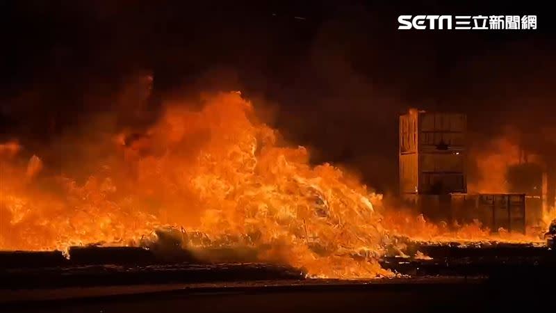 台南市佳里區一間塑膠工廠發生火警，3000平方公尺廠房全面燃燒。（圖／翻攝畫面、義消陳唯桉提供）