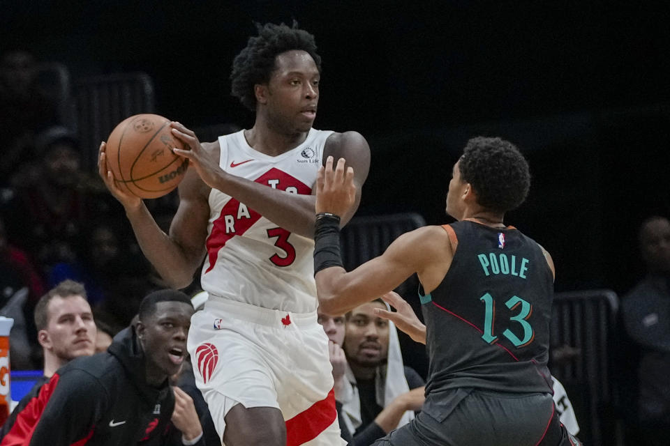 Toronto Raptors forward O.G. Anunoby, left, looks to pass as he is guarded by Washington Wizards guard Jordan Poole during the second half of an NBA basketball game Wednesday, Dec. 27, 2023, in Washington. Raptors won 132-102. (AP Photo/Alex Brandon)