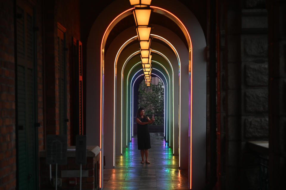 拱形遊廊變成一個關於愛情的光影藝術展覽。