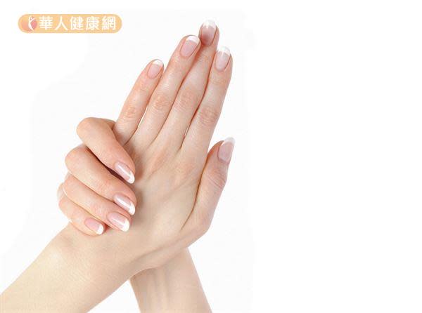 很多女生愛留長指甲，卻不知道指甲中的病菌很容易感染下體。