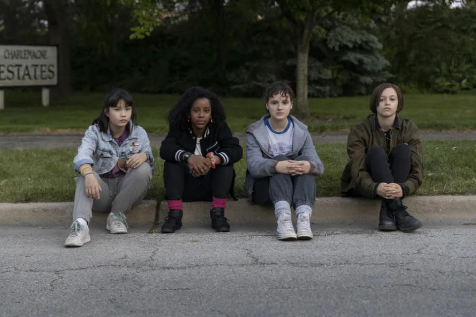 <em>Paper Girls acompanha a história de quatro adolescentes que viajam no tempo (Imagem: Divulgação/Amazon Prime Video)</em>