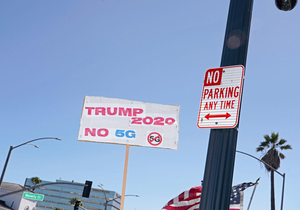 A anti-5G sign at a pro-Trump rally in Beverly Hills, Calif., Aug. 8, 2020.<span class="copyright">Jamie Lee Curtis Taete</span>