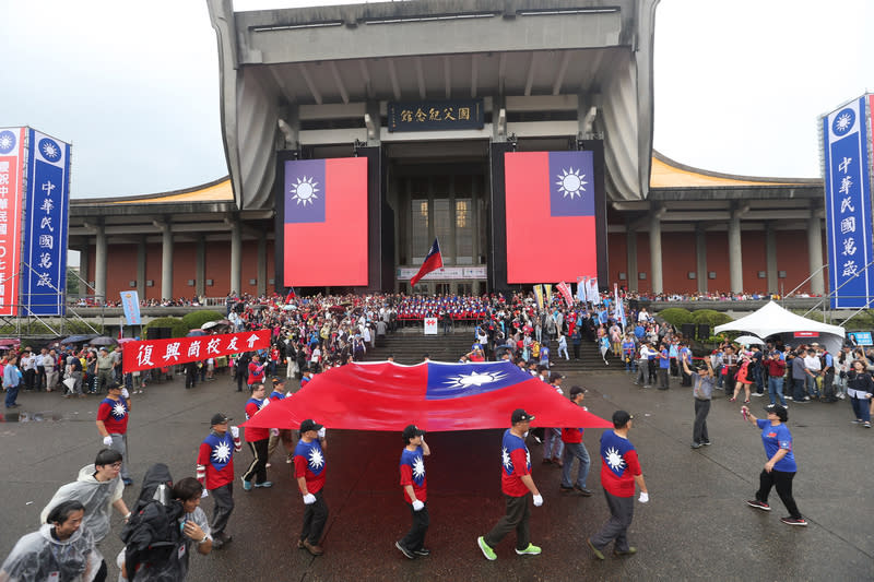 由前國防部長伍世文等人發起的「愛國旗愛國家」國慶大會10日下午在台北國父紀念館戶外登場，巨幅中華民國國旗進場，現場氣氛熱絡。圖片來源：中央社