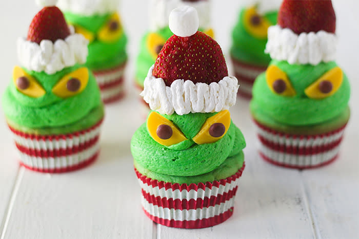 <p>El Grinch con una fresa de gorro.<br><br>(Foto: confessionsofacookbookqueen.com) </p>