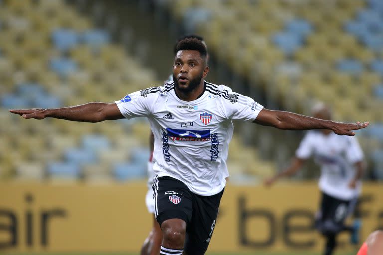 RIO DE JANEIRO, BRAZIL - MAY 04: Miguel Borja of Junior Barranquilla celebrates after score the first goal for his team during a match between Fluminense and Junior Barranquilla as part of Copa CONMEBOL Sudamericana 2022 at Maracana Stadium on May 4, 2022 in Rio de Janeiro, Brazil. (Photo by MB Media/Getty Images)