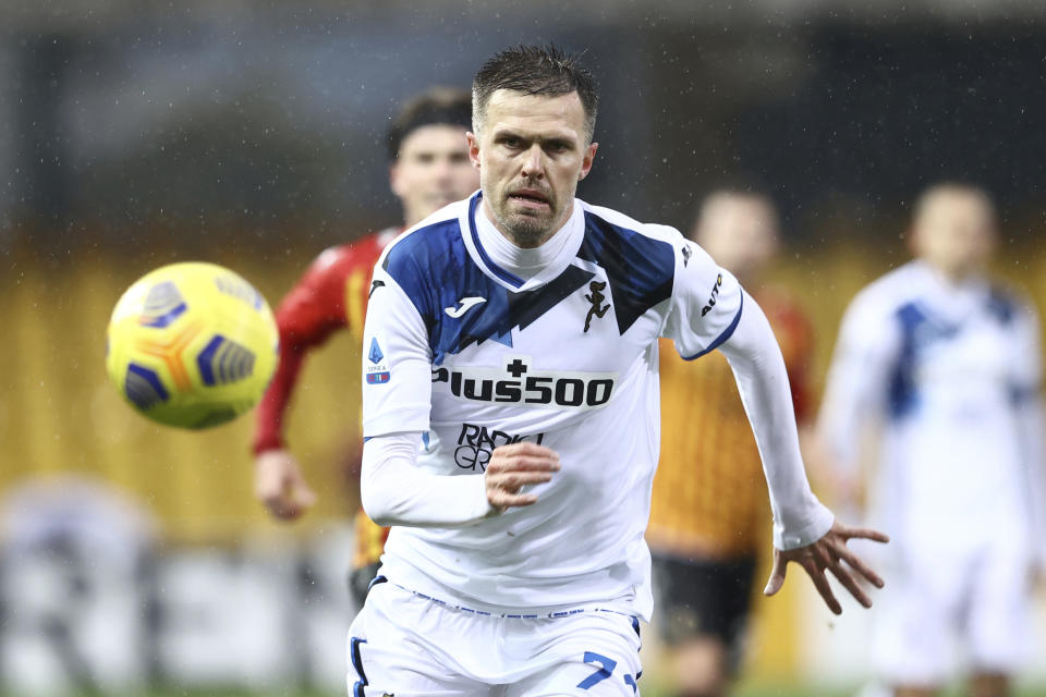 Josep Ilicic va por el balón durnte un partido de la Serie A entre Benevento y Atalanta en el estadio Vigorito, sábado 9 de enero de 2021. Atalanta ganó 4-1. (Alessandro Garofalo/LaPresse via AP)