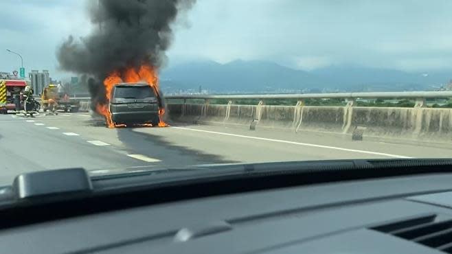 快新聞／濃濃黑煙狂竄！台64線休旅車「燒成火球」　駕駛驚險逃生