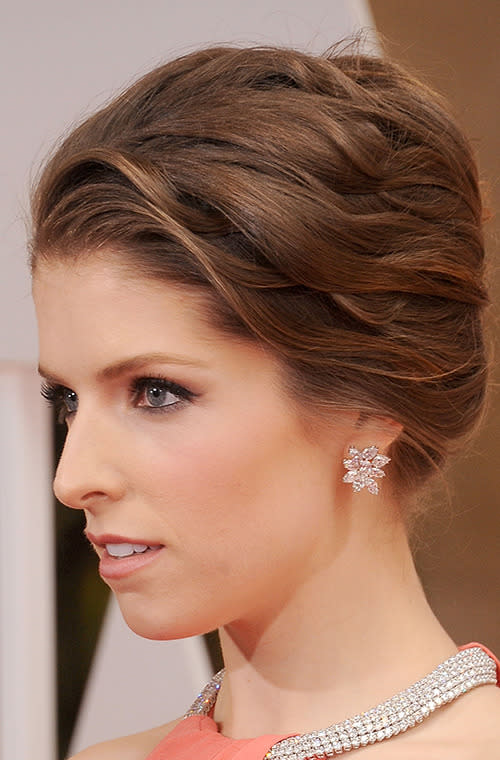 Actress Anna Kendrick nailed that effortlessly sophisticated look when she hit the Oscars red carpet. Craig Gangi pulled Kendricks’ waves back into a slightly disheveled French twist and used a styling spray to hold her ‘do in place.