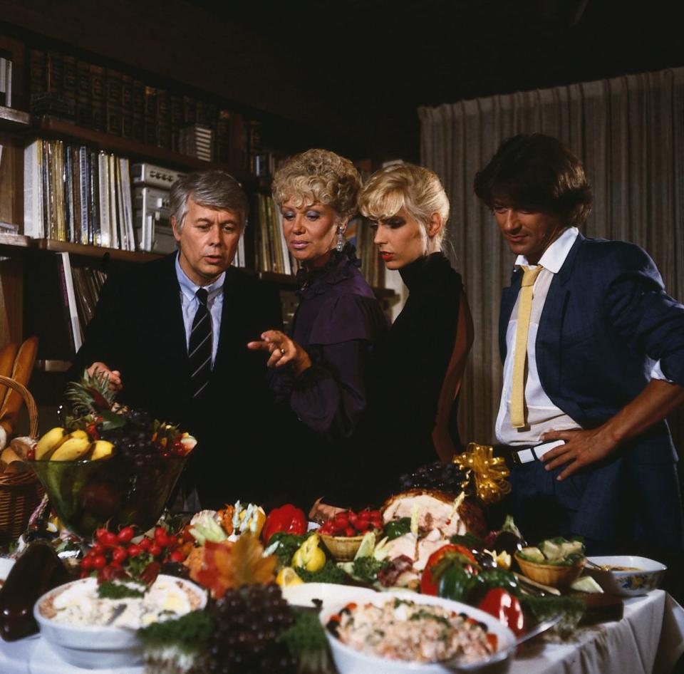 Wenn's was zu essen gab, war "Hausfreund" Wolfgang meist nicht weit - sein Darsteller Herbert Herrmann (rechts) spielt heute, mit 79, vor allem Theater. Angela Van Moll (zweite von rechts), die Werners anfängliche Freundin spielte, gründete einen Modehandel und arbeitet heute als Beraterin und Motivationstrainerin. (Bild: ZDF / Nova Film)