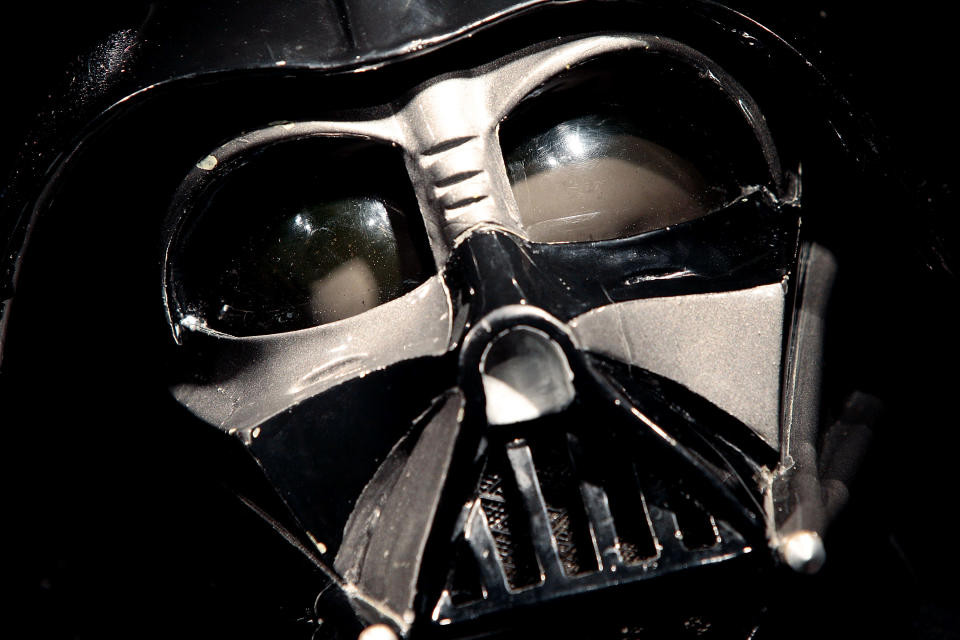 Das legendäre Darth-Vader-Requisit bei einer Versteigerung des Auktionshauses Christie's im Oktober 2010 (Bild: Matthew Lloyd/Getty Images)