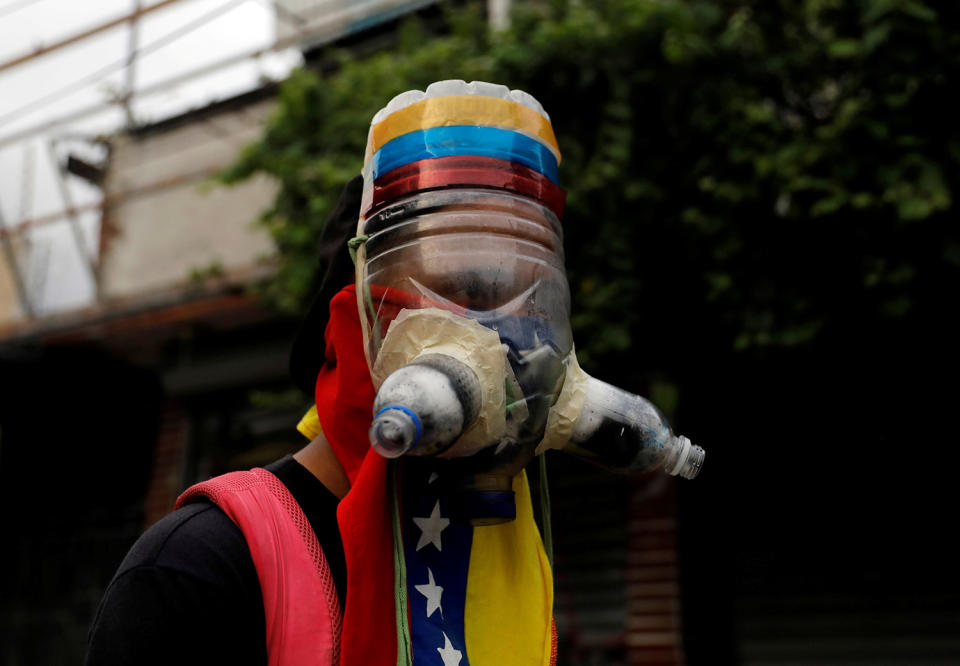 <p>A demonstrator wears a homemade gas mask during rally against Venezuela’s President Nicolas Maduro in Caracas, Venezuela May 1, 2017. (Photo: Carlos Garcia Rawlins/Reuters) </p>