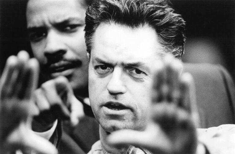 Jonathan Demme le muestra el encuadre de una toma a Denzel Washington, durante el rodaje de Filadelfia