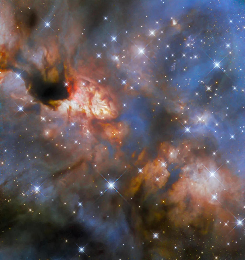 Powyższe zdjęcie wykonane przez Kosmiczny Teleskop Hubble'a należący do NASA/ESA przedstawia stosunkowo pobliski obszar gwiazdotwórczy znany jako IRAS 16562-3959.  / Źródło obrazu: ESA/Hubble i NASA, R.  Federani, J.  Dębnik