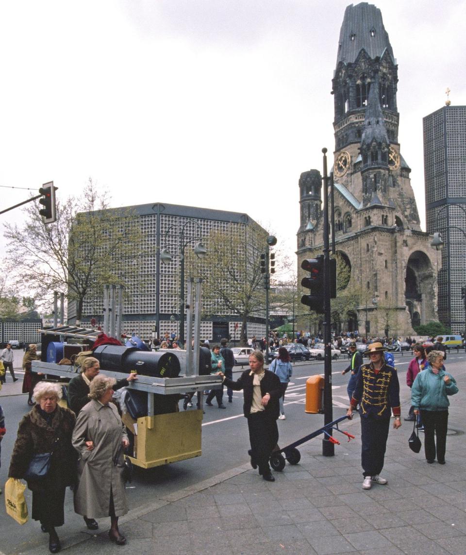 1991 normal, 1996 unmöglich: Die Kellys (von links: Jimmy, Joey, John) bauen eigenhändig ihre Bühne vor der Gedächtniskriche in Berlin auf. (Bild: MDR/Thomas Stachelhaus)