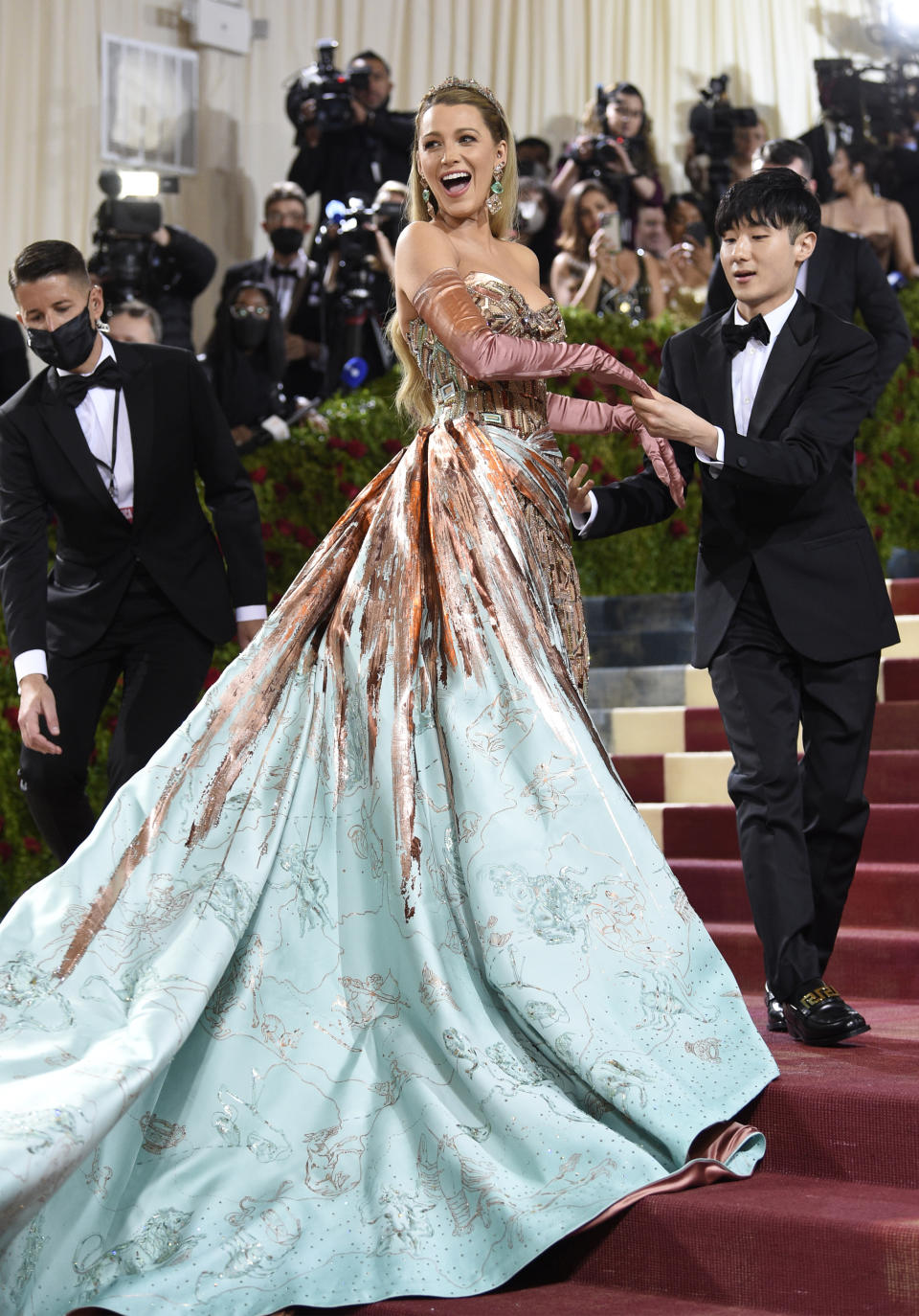 Blake Lively llega a la gala a beneficio del Instituto del Vestido del Museo Metropolitano de Arte para celebrar la inauguración de la exposición "In America: An Anthology of Fashion" el lunes 2 de mayo de 2022 en Nueva York. (Foto Evan Agostini/Invision/AP)