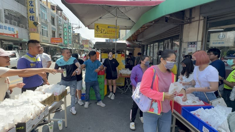 麟洋配奪金  雲林工程業者加碼送雞排 巴黎奧運台灣羽球男雙「麟洋配」奪金，雲林縣水林 鄉工程業者洪健雄（前左3）夫婦日前才發100份雞排 慶賀，7日再發送400份，引來大批民眾領取。 中央社記者姜宜菁攝  113年8月7日 