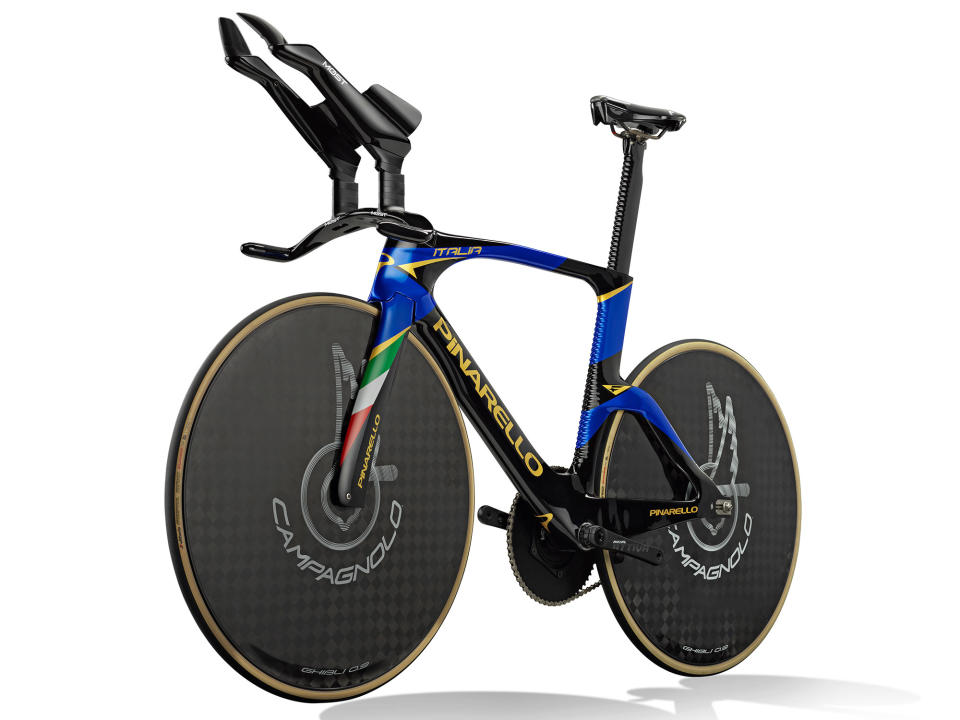 Pinarello Bolide F HR track bikes in carbon or 3d-printed alloy for Paris 2024 Olympics, angled NDS