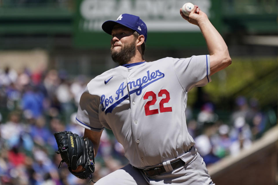 El lanzador abridor de los Dodgers de Los Ángeles Clayton Kershaw lanza en la primera entrada del primer juego de una doble-cartelera ante los Cachorros de Chicago el sábado 7 de mayo del 2022. (AP Foto/Nam Y. Huh)