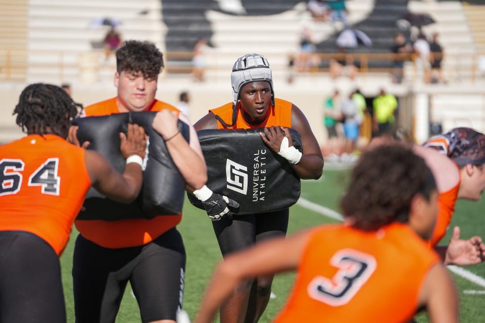 Desert Edge offensive tackle Kaleb Jackson Carter, center, runs drills during a spring football showcase at Saguaro High School on Thursday, May 19, 2022, in Scottsdale.