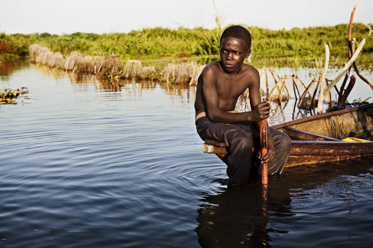 ベリスク・メープルクロフトの「<a href="http://www.businessgreen.com/bg/analysis/2434699/mapped-populations-most-vulnerable-to-climate-change" target="_hplink">気候変動脆弱性指数</a>」とノートルダムグローバル適応力指数で、チャドは最も気候変動の影響を受ける国のそれぞれ1位と2位に入っている。 <br></br> チャドはアフリカで<a href="http://borgenproject.org/poverty-in-chad/" target="_hplink">最も貧しい国のひとつ</a>で、大規模な自然災害に対処するための十分な設備がない。<a href="http://www.gcca.eu/national-programmes/africa/gcca-chad" target="_hplink">GCCAの報告書</a>は「自然災害によって深刻な干ばつや破壊的な洪水が増加する可能性があり、農業、畜産、漁業、健康や住宅へ大きな打撃を与えるだろう」と伝えている。 <br></br> 気候変動による被害が最も顕著なのはチャド湖だ。<a href="http://www.unep.org/dewa/vitalwater/article116.html" target="_hplink">国連</a>によれば、湖の大きさは1963年と比較して20分の1に縮んでいる。 <br></br> 上の写真は、かつては世界で最も大きな湖のひとつだったチャド湖だ。ニジェール、ナイジェリア、カメルーンといったチャド湖に面するその他の国々も、気候変動と湖の面積が縮んだことによる<a href="http://index.gain.org/ranking" target="_hplink">影響を受けている</a>。 <br></br> パリの気候変動サミットで、ナイジェリアのムハンマド・ブハリ大統領は「チャド湖に面している国々は、お互いが直面している課題についてさらに詳しく話し合い、この問題を一日も早く解決しなければなりません」と<a href="http://www.pmnewsnigeria.com/2015/11/30/cop21-save-lake-chads-ecosystem-from-depletion-buhari-tells-world-leaders/" target="_hplink">語った</a>。