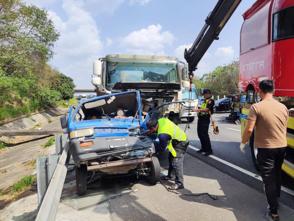 <strong>小貨車遭擠壓變形2人受困在內。（圖／翻攝畫面）</strong>