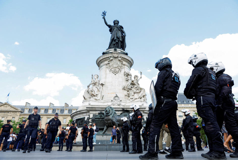 Die Unruhen nach dem Tod eines 17-Jährigen bei einer Polizeikontrolle haben in Frankreich etwas nachgelassen. Nach einer Demonstration am Samstag geraten nun jedoch Polizeibeamte ins Visier. (Bild: REUTERS/Gonzalo Fuentes)