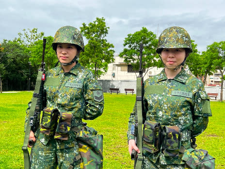 參加國軍首梯次女性志願役軍人教育召集的下士劉昭逸（右）與上兵唐蜜（左），都是志願報名參加教召。目前從事房仲業務的唐蜜表示，保衛自己的國家，是自己的事，很高興能夠這次參加教召訓練。郭宏章攝影。