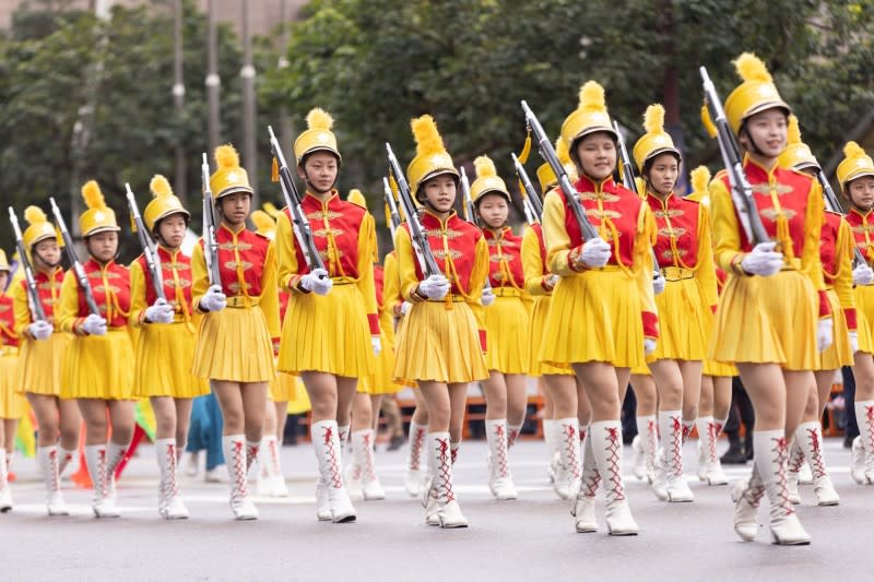 過百人的景美女中儀旗隊帶來壯盛威武的儀隊演出。（圖／臺北市政府文化局提供）