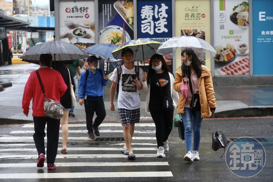 今天至週五各地仍受鋒面影響，全台有短暫陣雨或雷雨，北部、東北部、東部和中部山區局部大雨機率高。（本刊資料照）