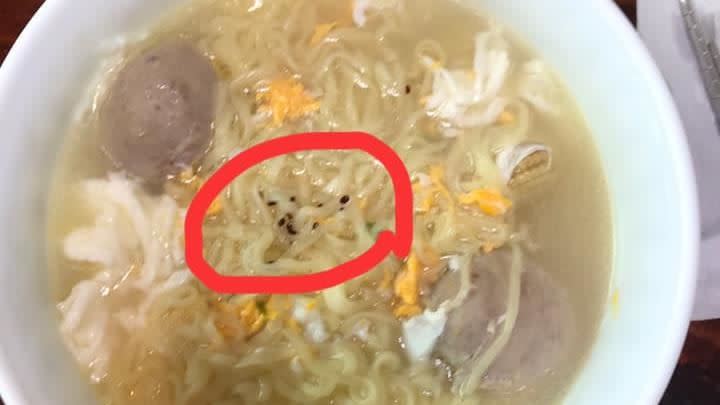 原PO發現湯裡的黑點點是某種幼蟲，打開調味罐更發現可怕畫面。（圖／翻攝自 爆怨公社 ）