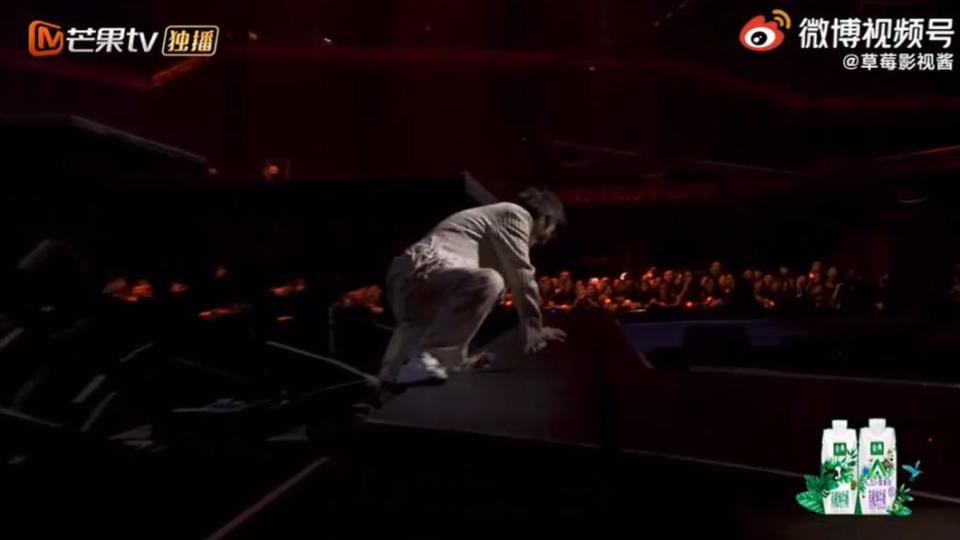 林志炫曾在《披荊斬棘的哥哥》節目表演時，踩空摔出舞台外。（圖／翻攝自草莓影視醬微博）