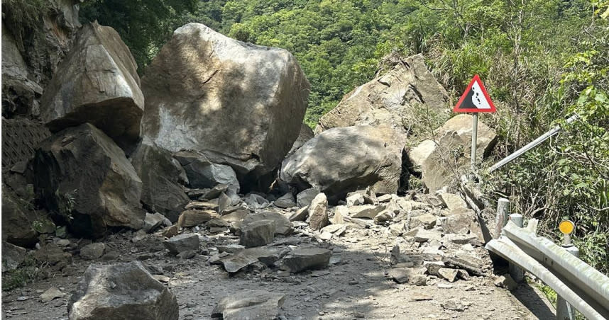 中橫公路台8線178k布洛灣路段30日上午9時許道路上邊坡突然發生坍方，數塊巨石滾落路面阻斷交通。（圖／公路局）