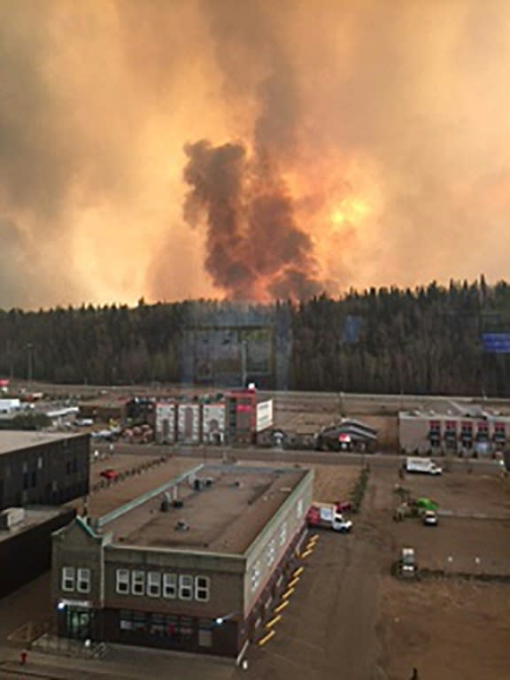 The fire, which had been contained until Monday south of Fort McMurray, was pushed toward the city by winds of 50 kilometers per hour and quickly reached homes, helped by a drought in Alberta