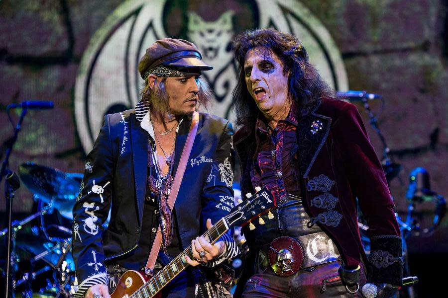 Johnny Depp regresa a los escenarios con su banda Hollywood Vampires tras fracturarse el tobillo