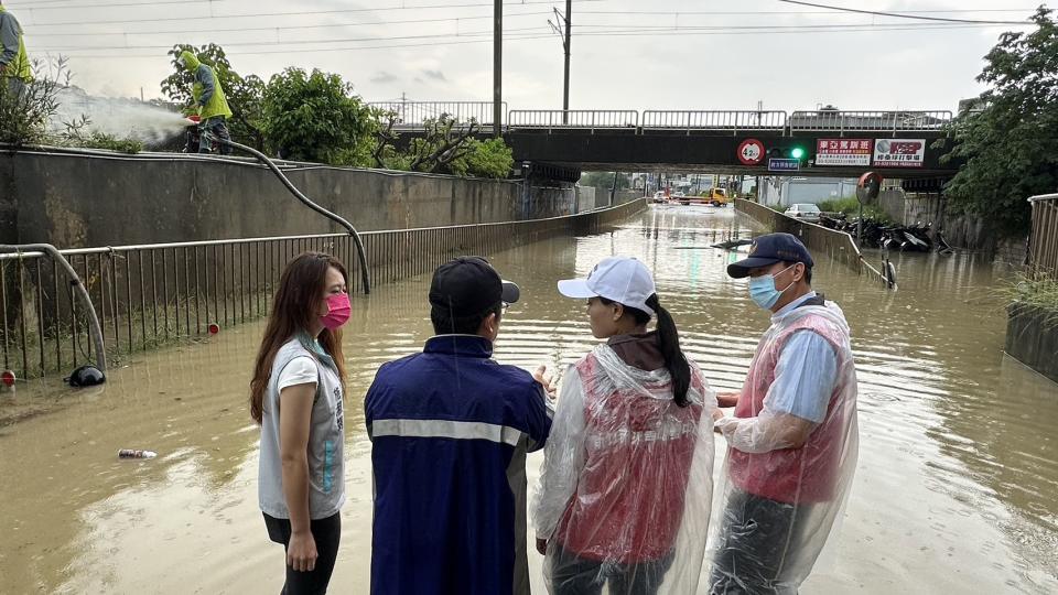 竹市4座地下道積水逾1公尺，高虹安清晨堪災。（圖：消防局提供）