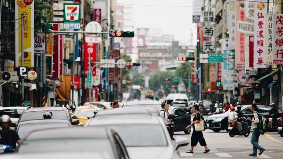 有網友認為，台灣的人口及車輛密度高，駕照好考，交通罰責又輕，導致一些用路人沒有養成遵守交通規則的習慣。（示意圖／取自pixabay）