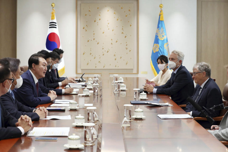 South Korean President Yoon Suk Yeol, third from left, talks with Bill Gates, second from right, during a meeting at the presidential office in Seoul, South Korea, Tuesday, Aug. 16, 2022. Gates on Tuesday called for South Korea to further step up in international efforts to prevent infectious diseases like COVID-19 as he stressed the need for the world to be better prepared for the next pandemic. (Ahn Jung-won/Yonhap via AP)