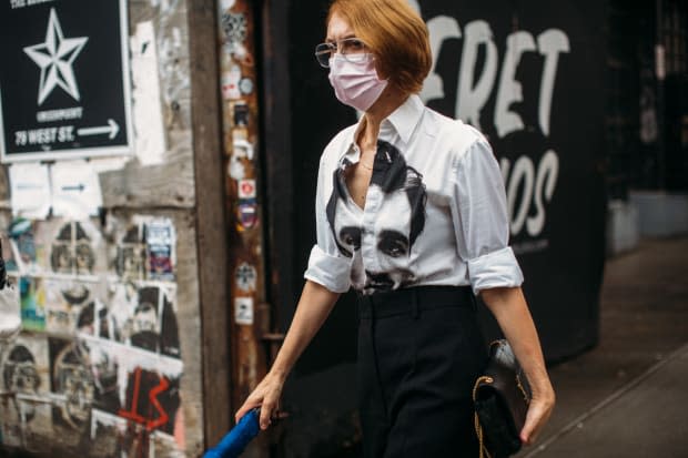 A New York Fashion Week showgoer wearing a face mask during the Spring 2022 shows in September 2021.<p>Photo: Imaxtree</p>