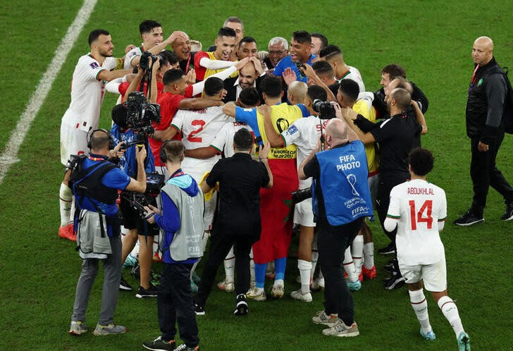 Foto del jueves de los futbolistas de Marruecos celebrando el pase a octavos de final con el DT Walid Regragui