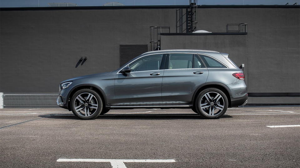 圖／2020 M-Benz GLC 200車側肩膀線條相當厚實，加上採用全新夜色的尾燈設計，也是新世代Mercedes-Benz運動休旅家族最佳識別。