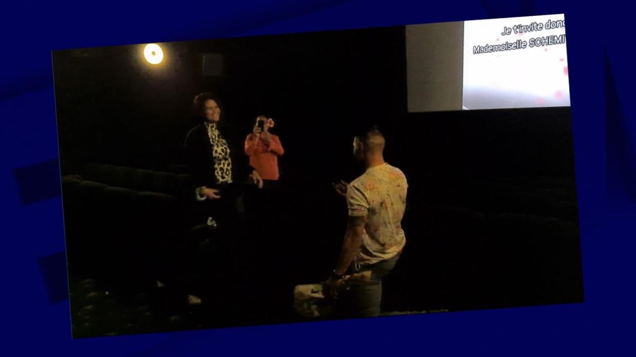 Le jeune homme en train de demander sa future épouse en mariage au beau milieu de la salle de cinéma des Landes jeudi. - BFMTV