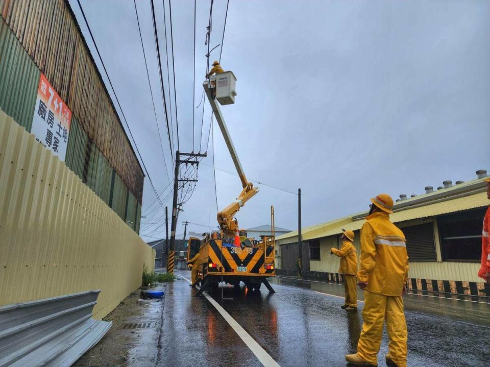 台電持續搶修高雄電力中。   圖：台電高雄區處提供