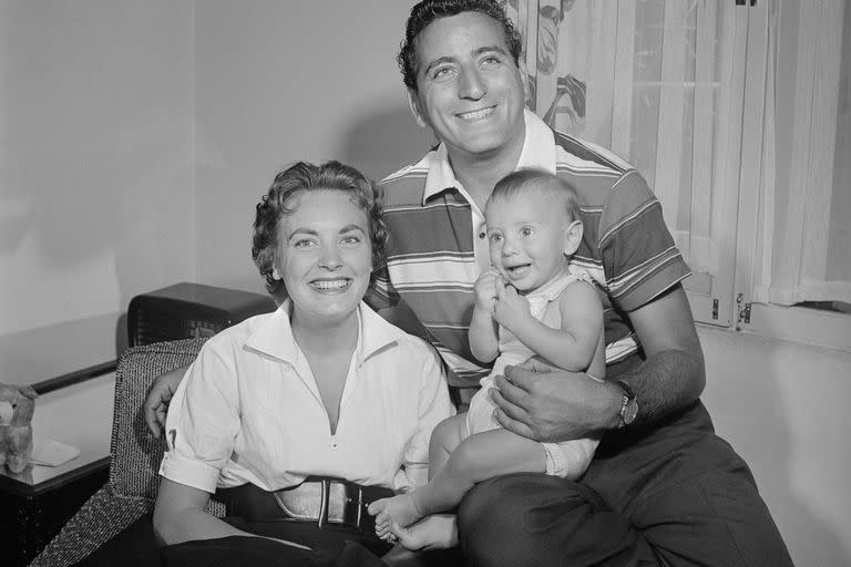 Tonny Bennett con Patricia Beech y su primer hijo D´Andrea, una postal familiar que se convertiría en irrepetible